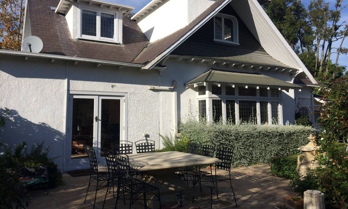 Saint Albans House | Beautiful Christcurch Villa In Park Like Gardens