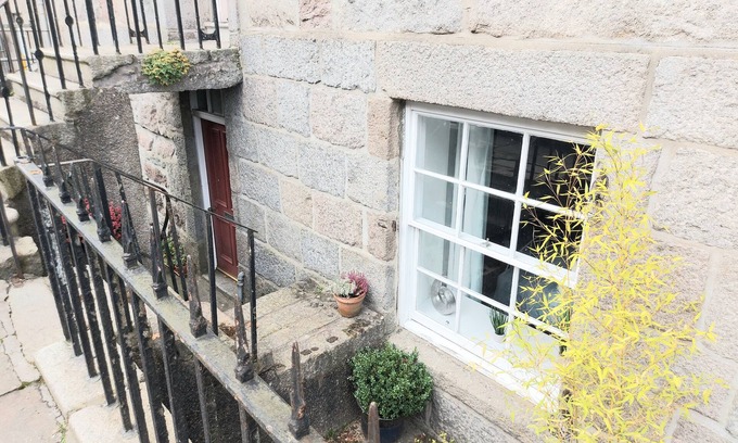 Central Aberdeen Apartment | Beautiful city centre flat in traditional building
