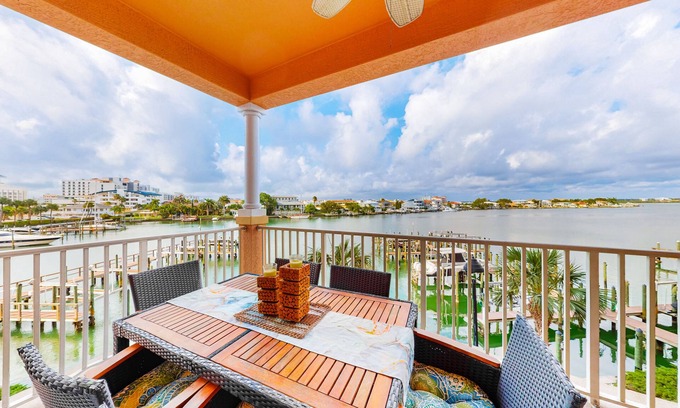 Clearwater Beach Condo | Beautiful condo minutes form beach with WiFi, AC, and pool - One dog OK