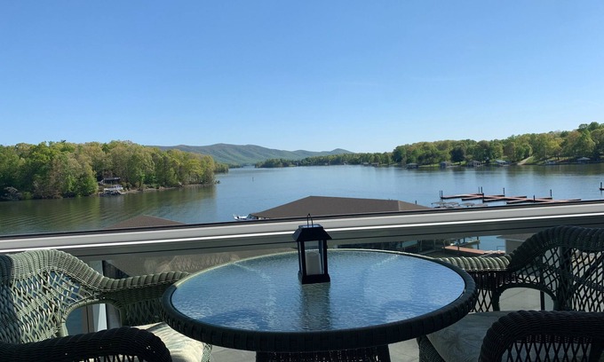 Huddleston Condo | Beautiful condo lakefront beautiful views, relaxing times what else do you need?