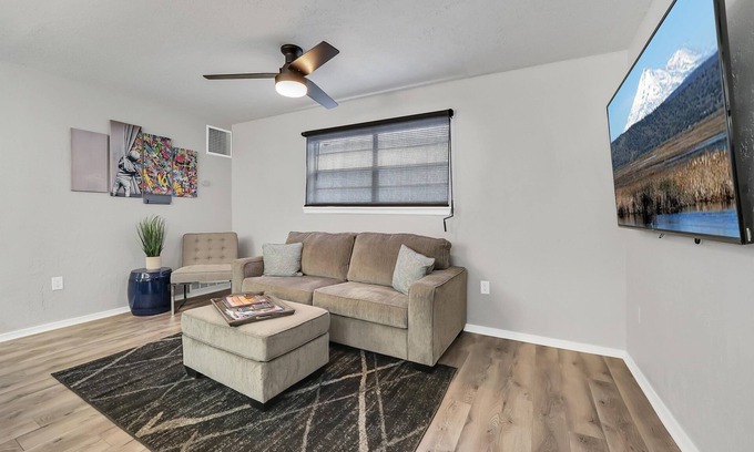 Lawton Apartment | Beautiful Contemporary Suite #01