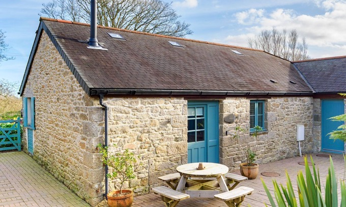Falmouth Cottage | Beautiful Cornish cottage with shared pool/hot tub nr Falmouth/Helford
