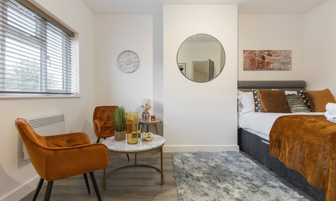 Whittington Apartment | Beautiful-Cosy-King sized bed Flat