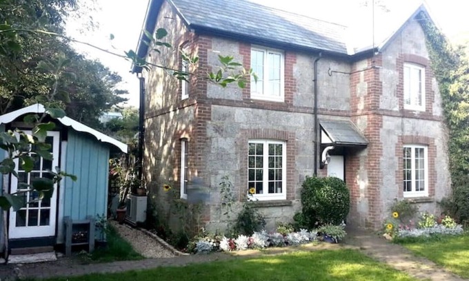 Chale Cottage | Beautiful Cottage by the Coast