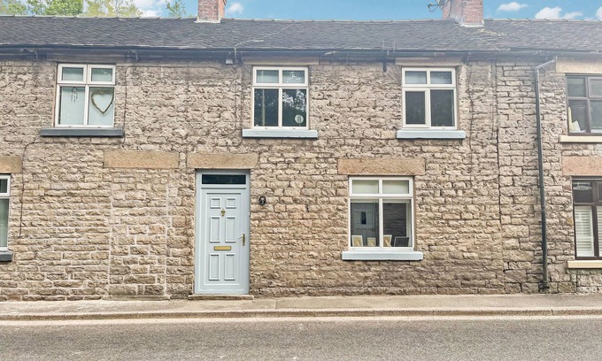 Cauldon Low House | Beautiful Cottage in Heart Of Peak District Village Close to Amenities
