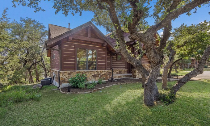 Leander Cottage | Beautiful Cottage in Hollows Resort - Pools, Restaurant, Fitness, Pickle Ball, Hill Country Views