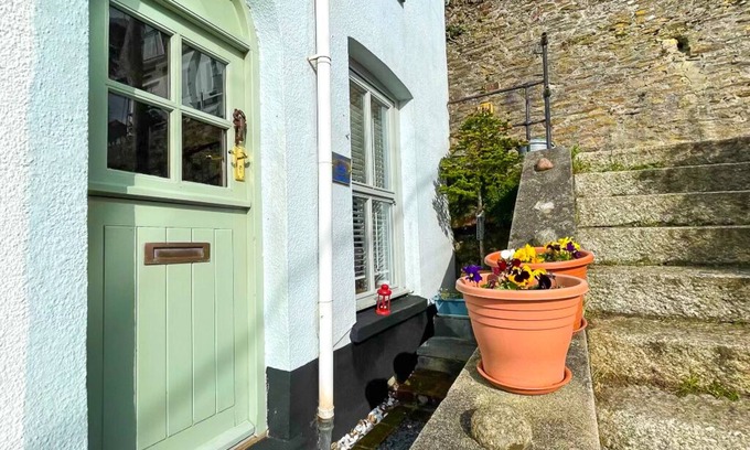 West Looe House | Beautiful Cottage with Sea Views Over Looe