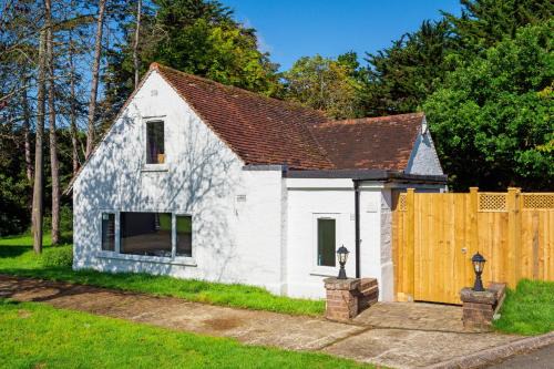 Upper Dicker House | Beautiful Cottage with Tennis Court and Hot Tub