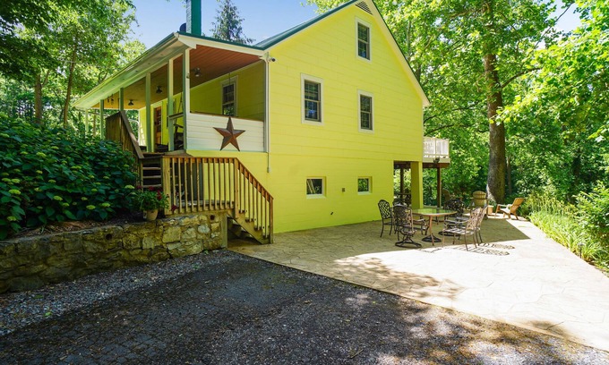 Sharpsburg Cottage | Beautiful Country Cottage w/Hot Tub on C&O Canal Mile Marker 77