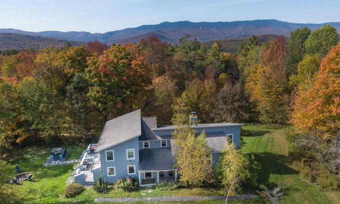 Warren House | Beautiful Country Home with Hot Tub & Pool Table
