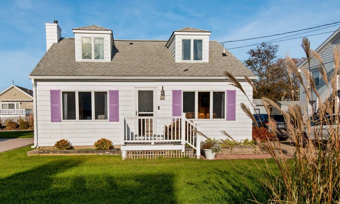 Bonnet Shores House | Beautiful Cozy Beach Cottage right across the street from Kelly Beach