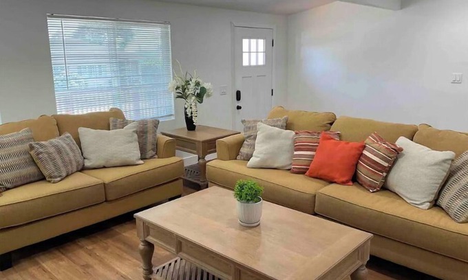 Los Angeles House | Beautiful & Cozy LA Retreat near SoFi, LAX, Hollywood and Beaches