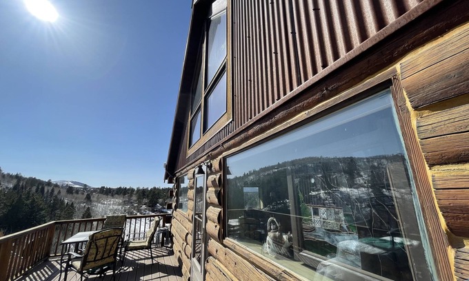 Elk Meadows Cabin | Beautiful Cozy Log Cabin with Huge Views and Privacy.