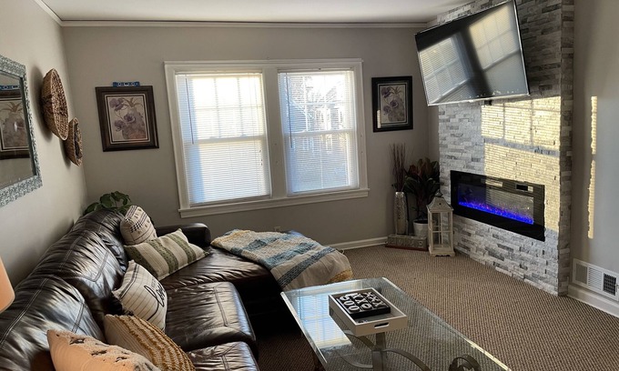 Oak Park Apartment | Beautiful, cozy stay in Historic Frank Lloyd Wright District