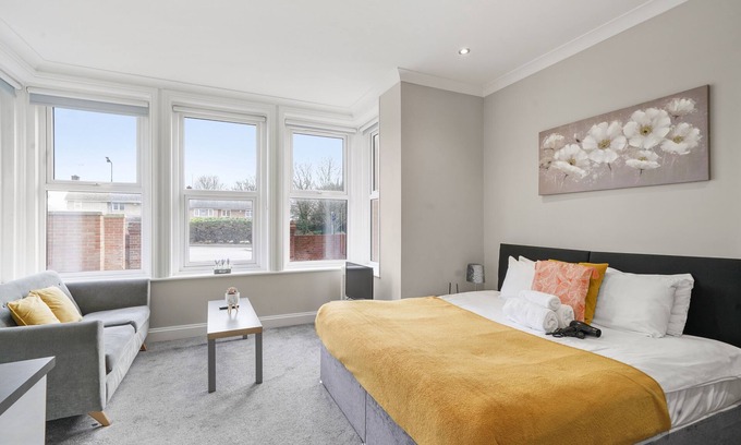 Maidstone Apartment | Beautiful & Cozy Studio in Maidstone with parking