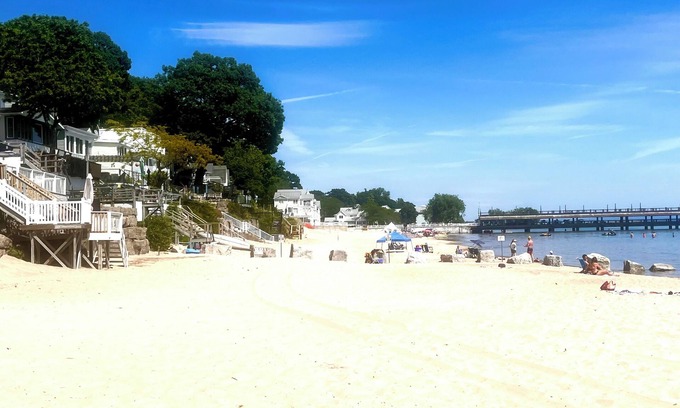Crystal Beach Cottage | Beautiful Crystal beach house! 5 min walk to the beach! Pet friendly!