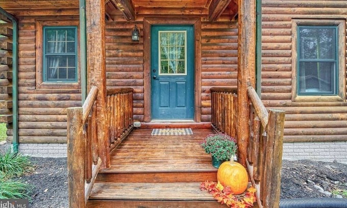 Orrtanna Cabin | Beautiful Custom Built Log Home with Jacuzzi