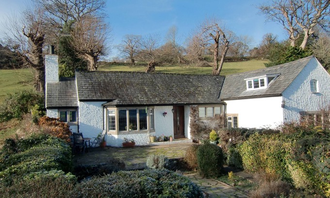 Llanbedr-y-cennin Cottage | Beautiful Detached Cottage with Lovely Views from Front and Back Gardens