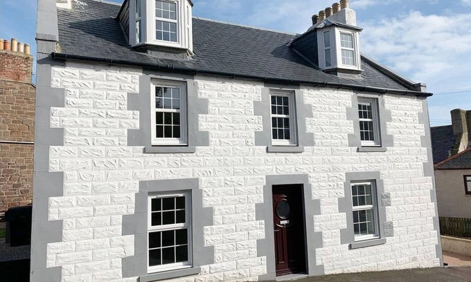 Montrose House | Beautiful Detached House, just meters from the sea