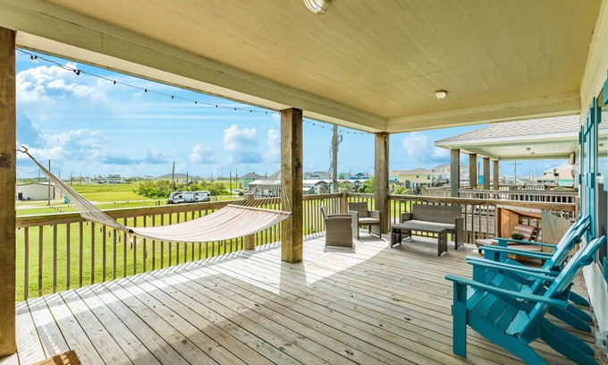 Crystal Beach House | Beautiful dog-friendly home near beach, with deck, AC & washer/dryer