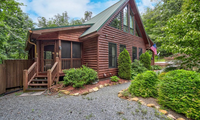 Talking Rock House | Beautiful, dog-friendly home in the woods with gas fireplaces, firepit