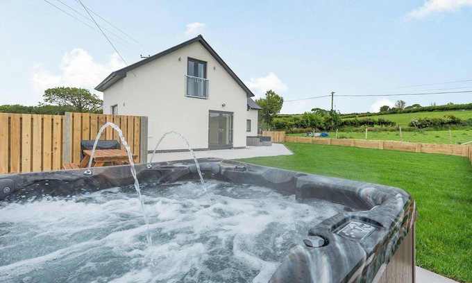 Aberaeron Cottage | Beautiful Dorma bungalow with sea views and your very own private hot tub.