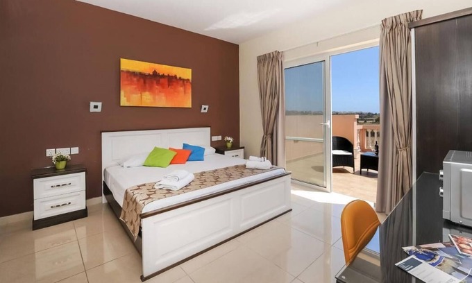 Xewkija House | Beautiful Double Room with Terrace with Breakfast and Swimming Pool