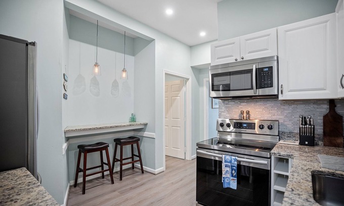 Yachting Village Condo | Beautiful Downtown Apartment on Thames Street, Walk to Everything - Sleeps 6