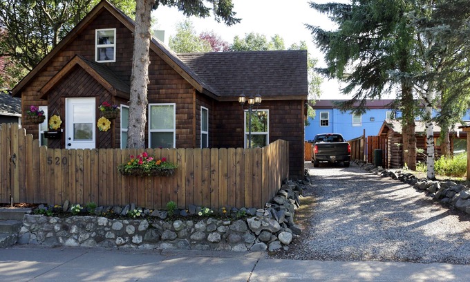 Downtown Anchorage House | Beautiful Downtown Cottage