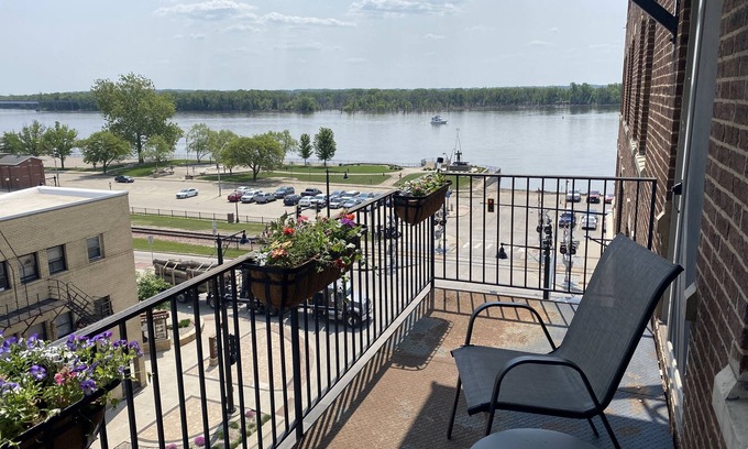 Muscatine Condo | Beautiful Downtown Condo over looking the River