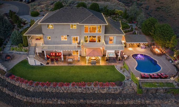 East Wenatchee House | Beautiful estate with a breathtaking view, pool, hot tub, theater room & more!