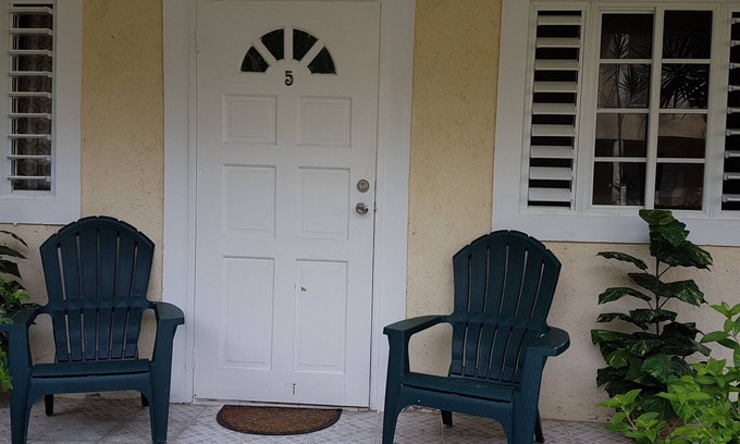 Runaway Bay Apartment | Beautiful-European styled apartment!-self-contained apartment in Runaway Bay