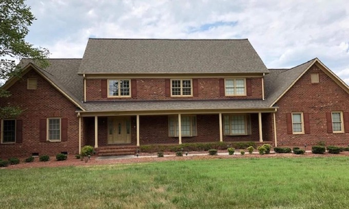 Whitsett House | Beautiful Executive Home Minutes away from Greensboro, Highpoint, Burlington