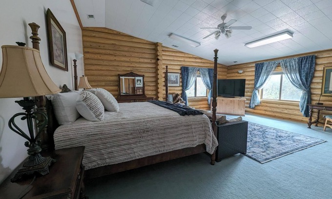 Hot Springs Cabin | Beautiful Executive Suite - Room 205