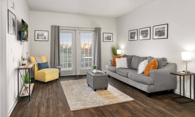 Madison Apartment | Beautiful Extended Stay - Pool & Gym