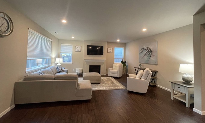 Covington House | Beautiful Family 4-Bedroom Home in Kent