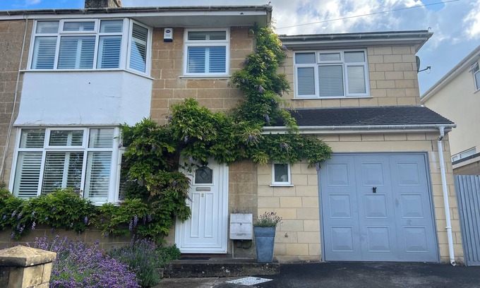 Bath House | Beautiful family friendly home - level walking distance to Bath city centre