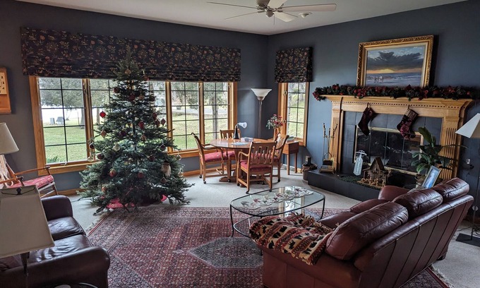 Oconomowoc House | Beautiful Family Home on Quiet Lake Ashippun