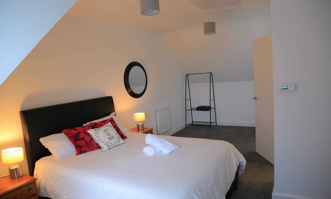 Killingbeck House | Beautiful Family home with free WiFi and Parking