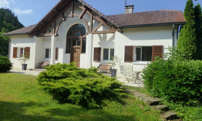Montcusel House | Beautiful family residence on the lake route