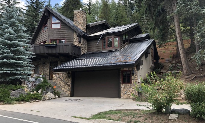 Vail House | Beautiful Family Retreat - Sleeps 10 - RENOVATED - HOT TUB, FIREPIT, ON BUS