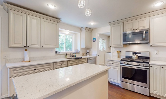 Bainbridge Island House | Beautiful Farmhouse-Chic Retreat | Large Fenced Yard & Chef's Kitchen