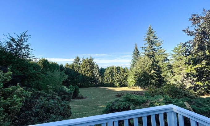 Langley House | Beautiful farm house with a ton of space and a Sauna . Family friendly