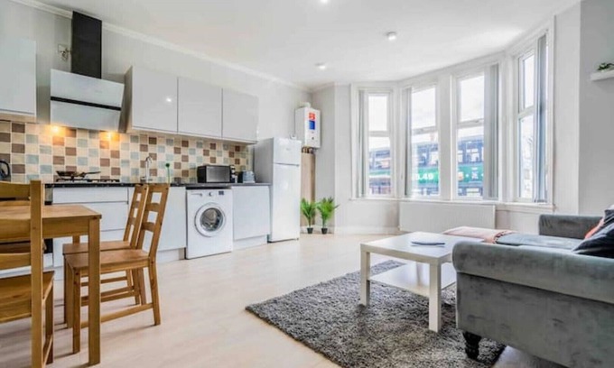 Moseley Apartment | Beautiful flat with free parking