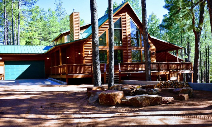 Heber House | Beautiful Forest Lakes home-best of getting away w/Starlink WiFi & EV charging