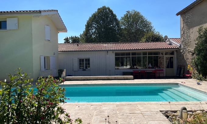 Ayguemorte-les-Graves Cottage | Beautiful character farmhouse in the heart of the Bordeaux vineyards -