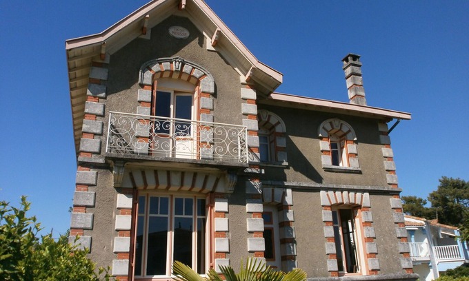 Meschers-sur-Gironde House | Beautiful villa, 1930's, 5 mins walk to beach and all shops. Wifi, 12 p, 5 ch.