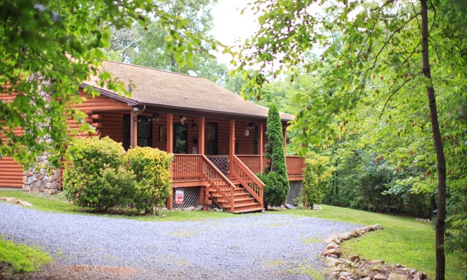 Luray Cabin | Beautiful, Fun Log Cabin! Free Wifi!