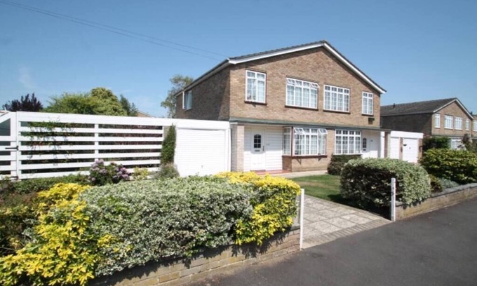 Staines House | Beautiful 3 Bedroom Home in Staines Private Parking, Garden, Near Heathrow