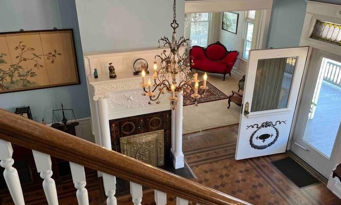 Roanoke House | Beautiful Gold Suite